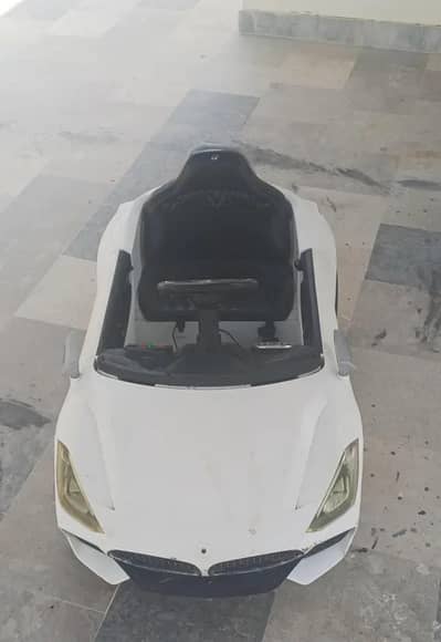 Kids battery operated car in excellent condition