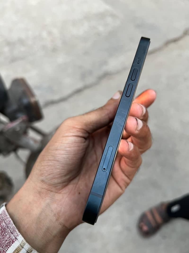 Apple iPhone 13 4