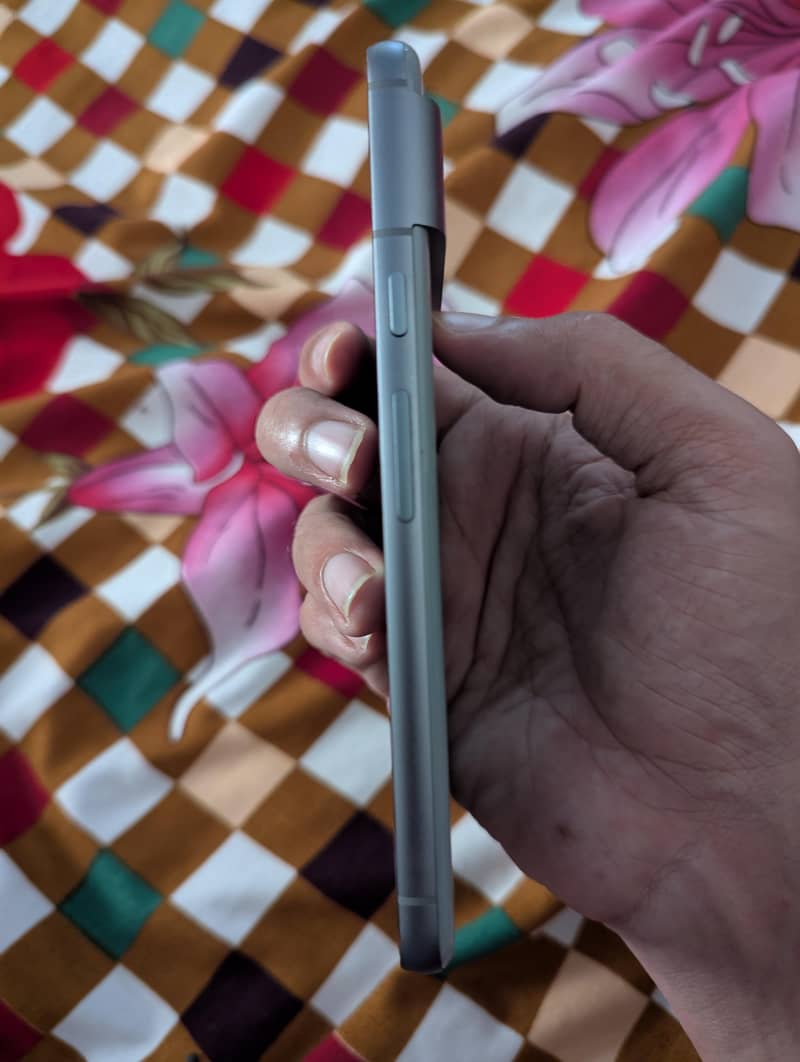 Google Pixel 8 4