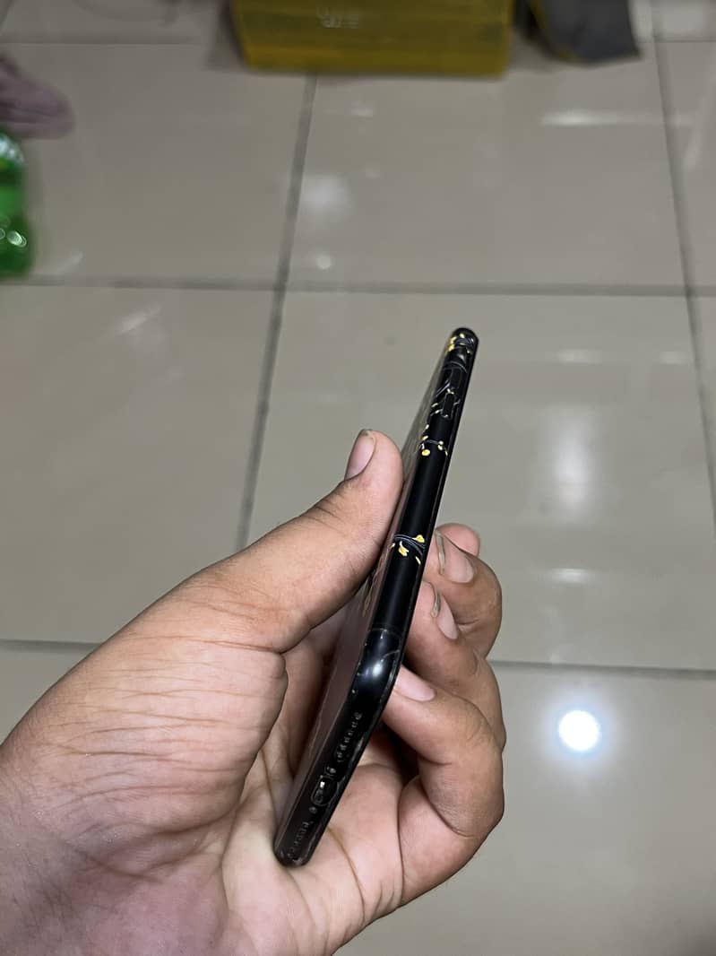 Apple iPhone SE 2nd generation 4