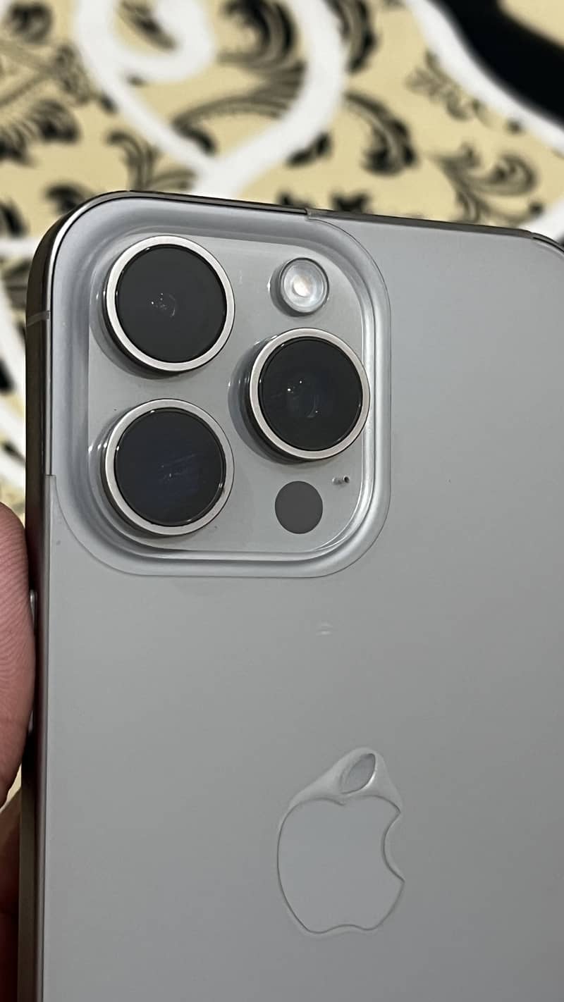 Apple iPhone 15 Pro Max 2