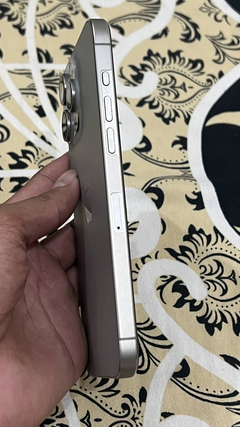Apple iPhone 15 Pro Max 4