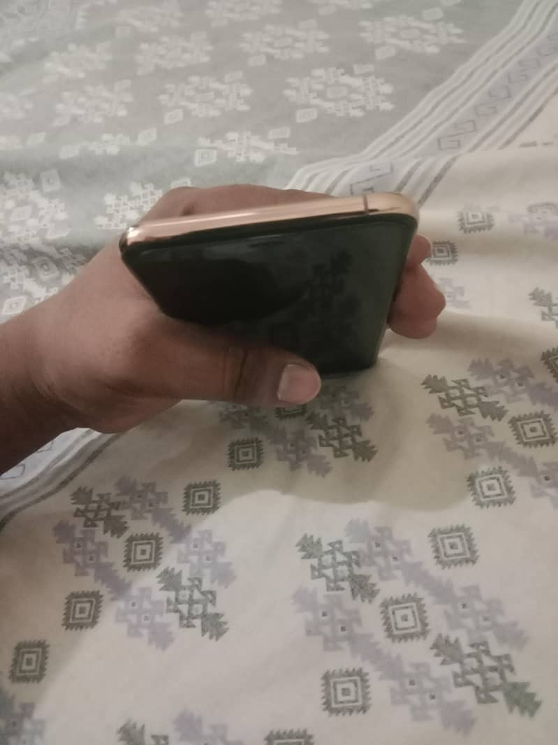 Apple iPhone XS Max 4