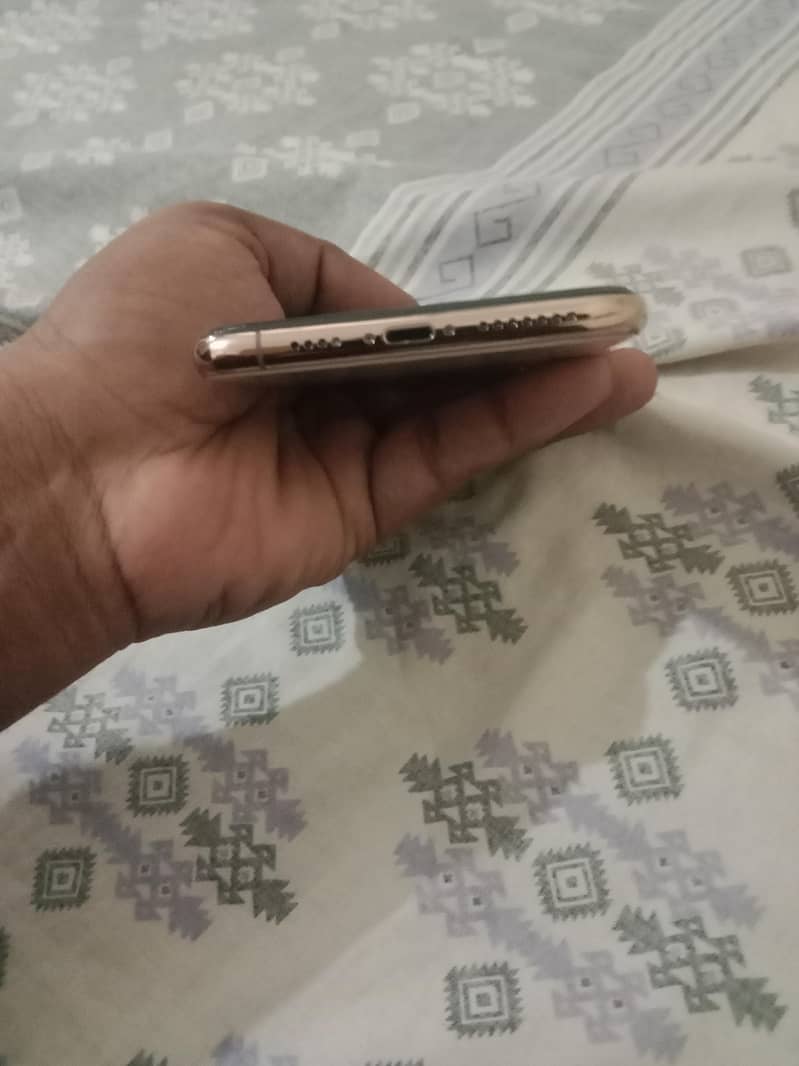 Apple iPhone XS Max 5