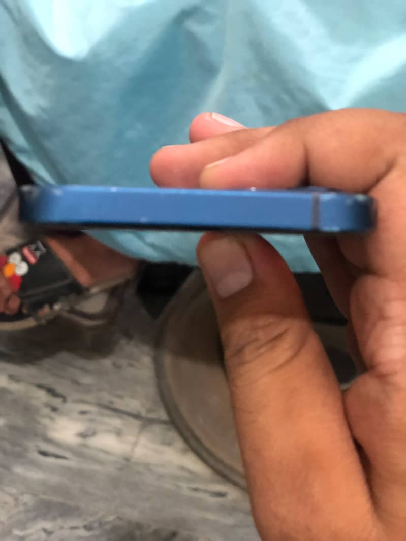 Apple iPhone 12 4