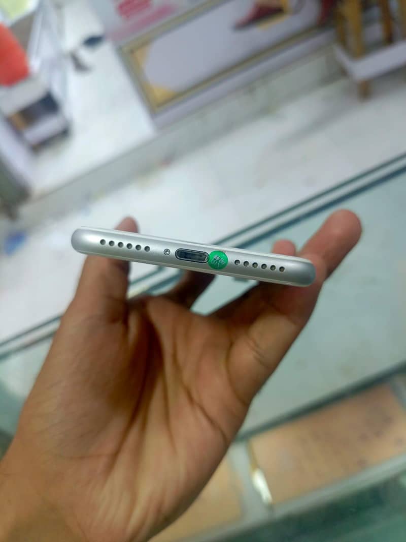 Apple iPhone 8 4