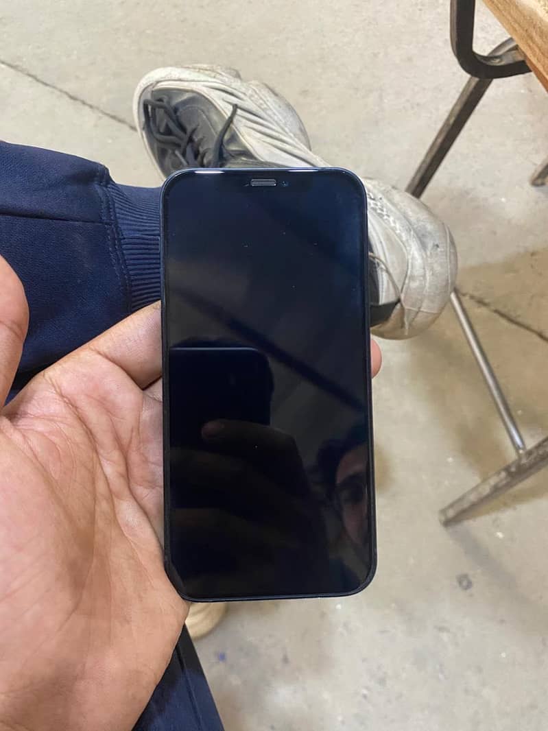 Apple iPhone 12 4