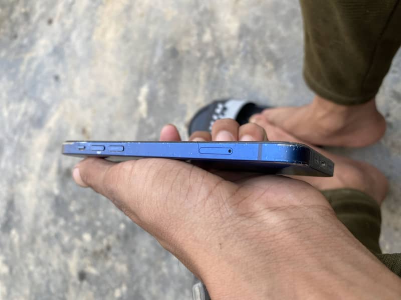 Apple iPhone 12 4