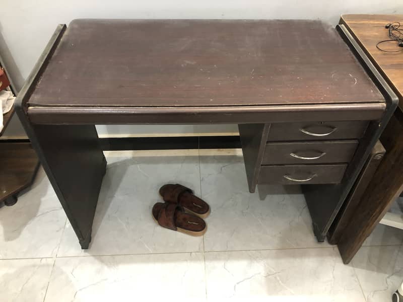 Computer table 1