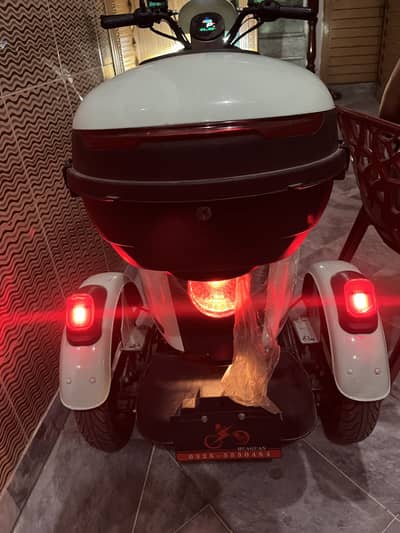 Huaguan 3 wheeler scooty