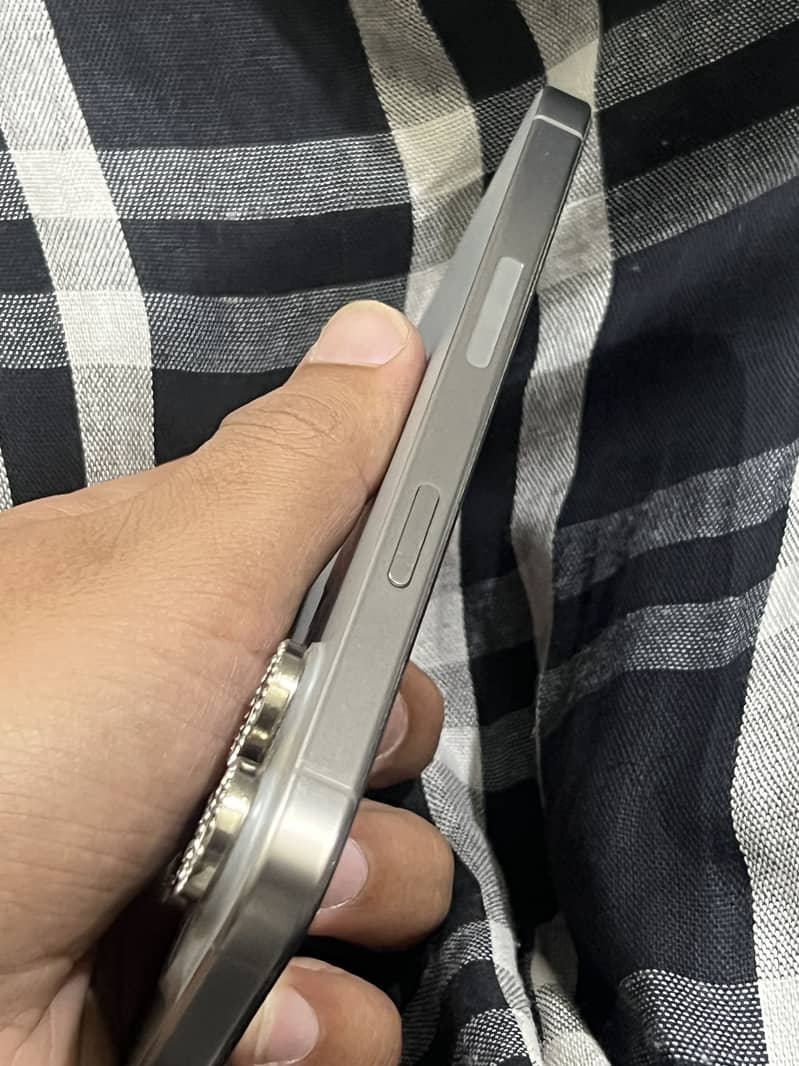 iPhone 15 Pro Max 2