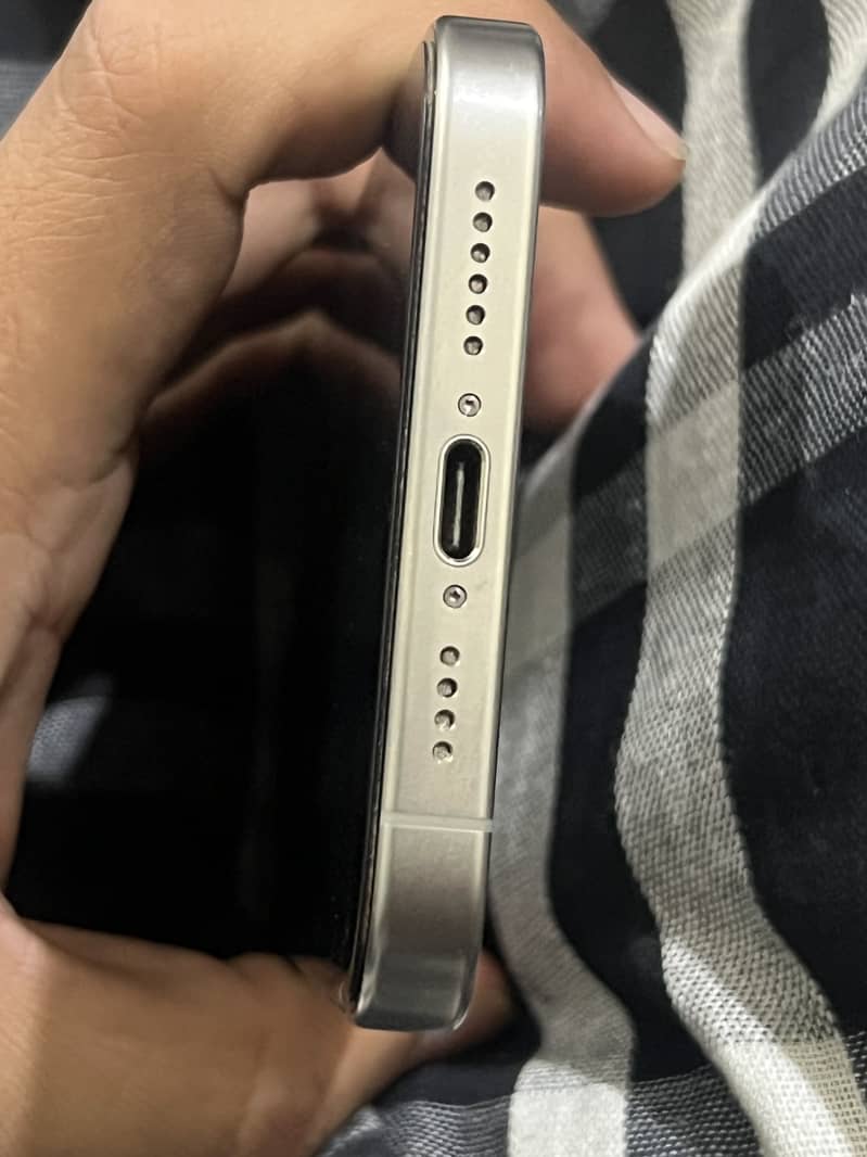 iPhone 15 Pro Max 4