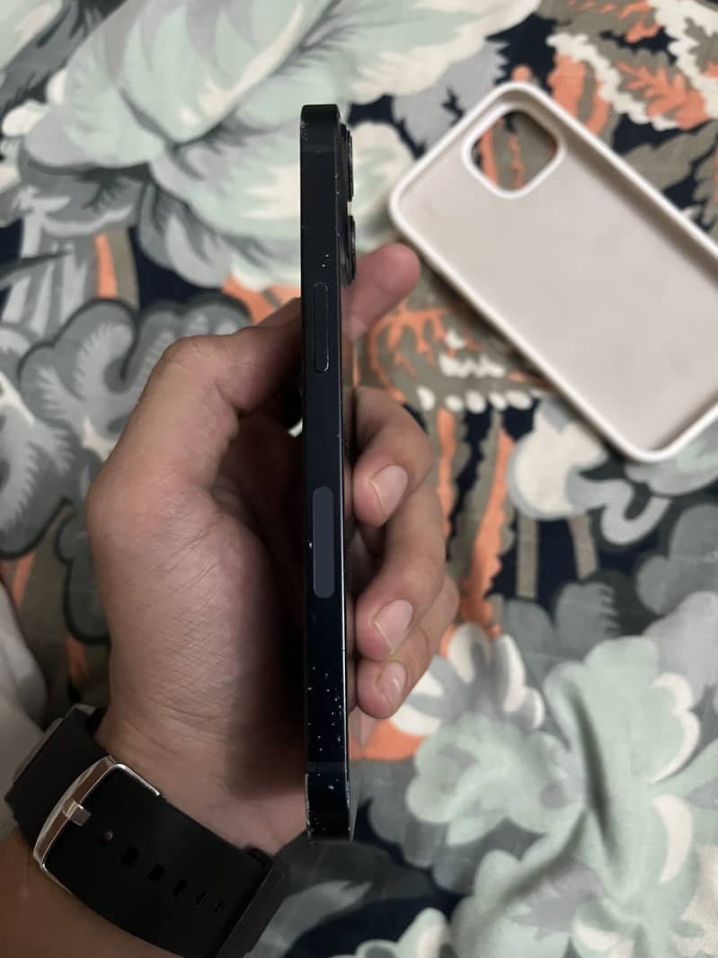 Apple iPhone 13 4