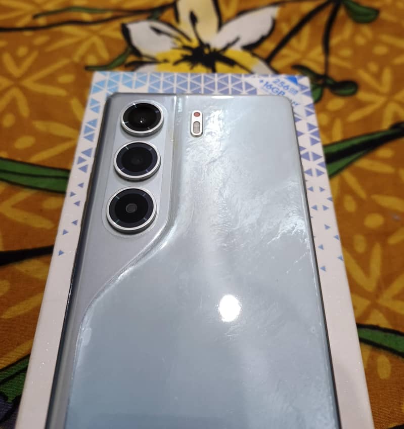 Tecno CAMON 40 1