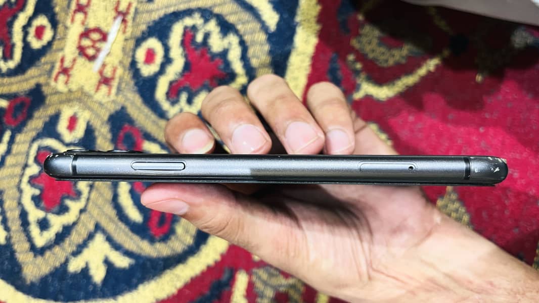 Apple iPhone 11 4
