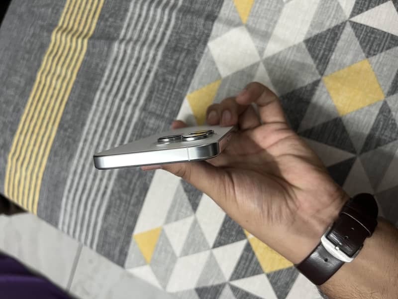 Apple iPhone 16 Pro Max 2