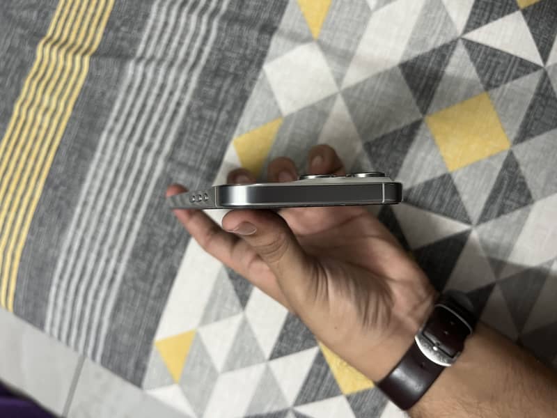 Apple iPhone 16 Pro Max 3