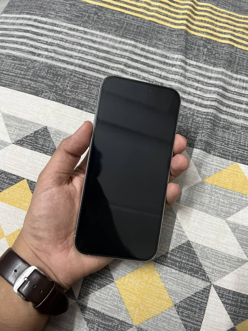 Apple iPhone 16 Pro Max 4