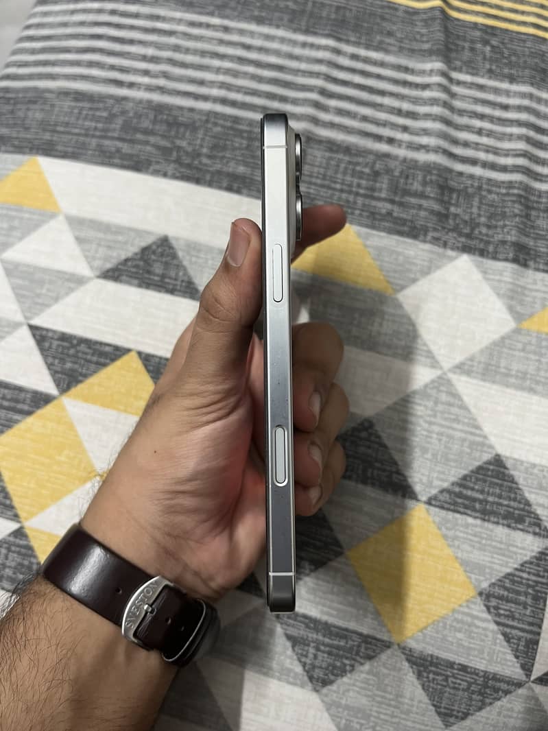 Apple iPhone 16 Pro Max 6