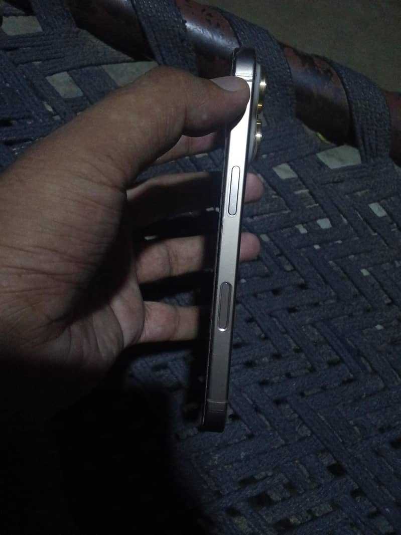 Apple iPhone 16 Pro 1