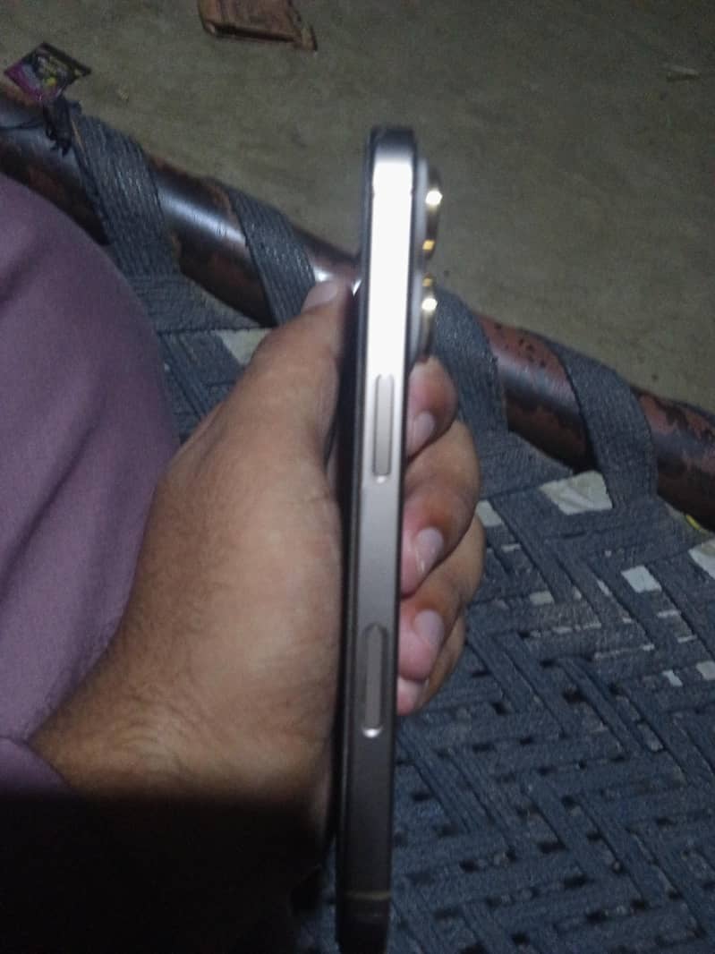 Apple iPhone 16 Pro 3