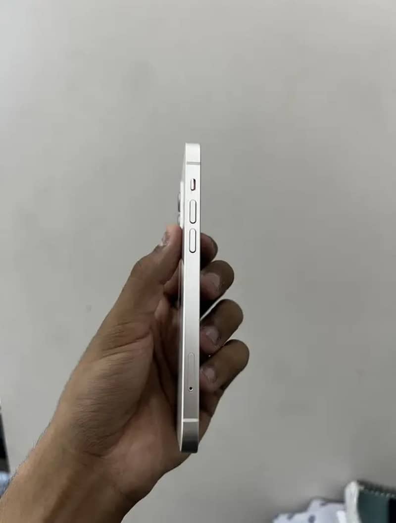 Apple iPhone 12 4