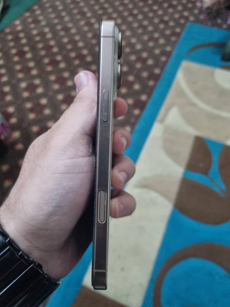 Apple iPhone 16 Pro Max 1
