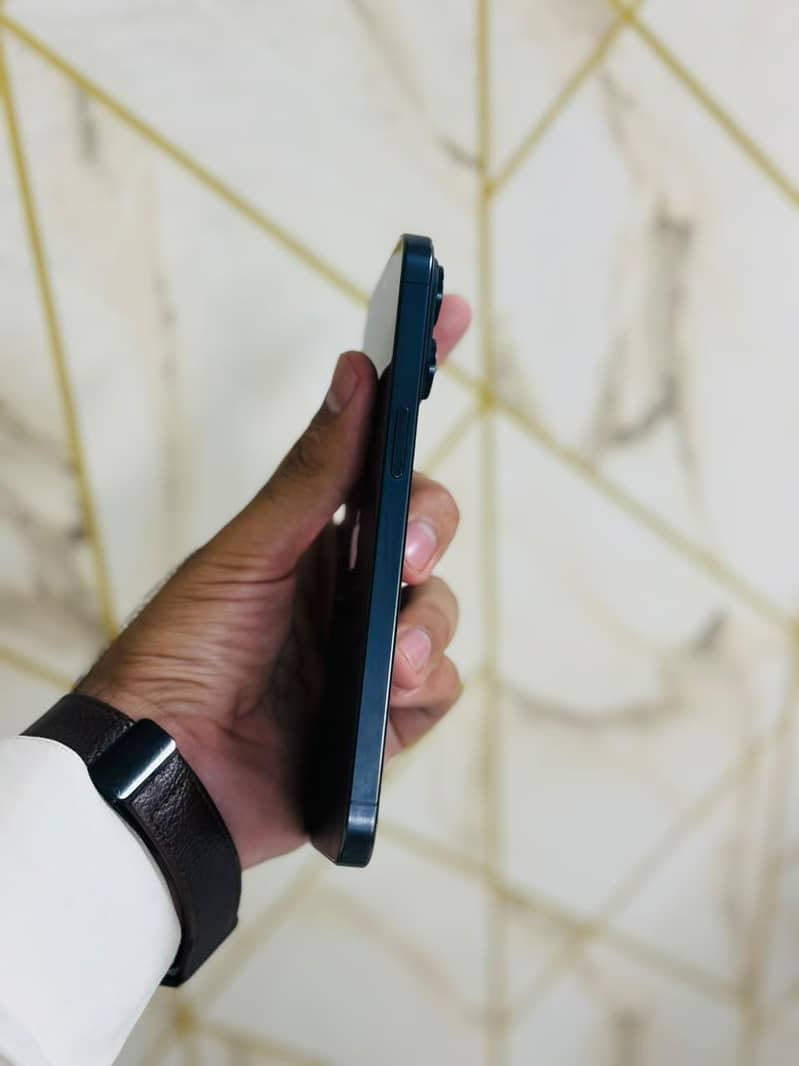 Apple iPhone 15 Pro Max 2