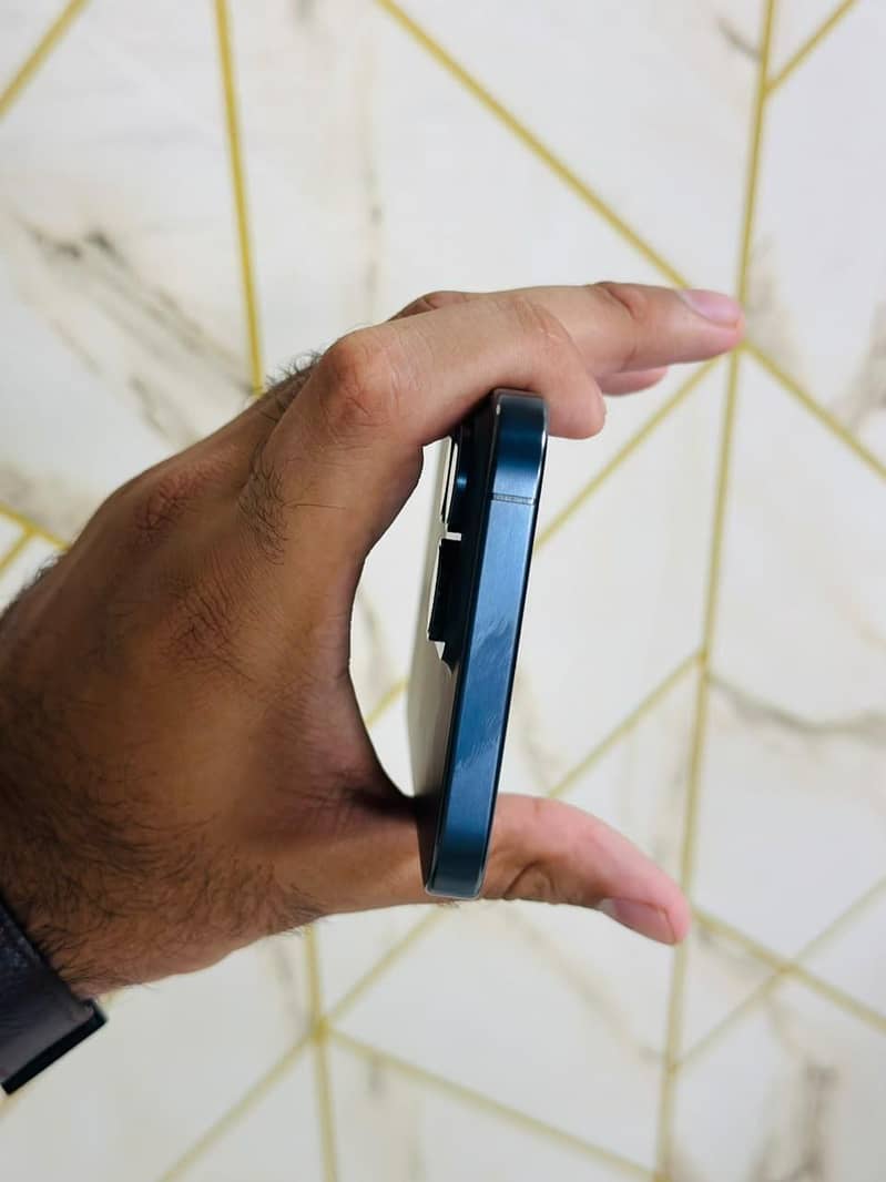 Apple iPhone 15 Pro Max 4
