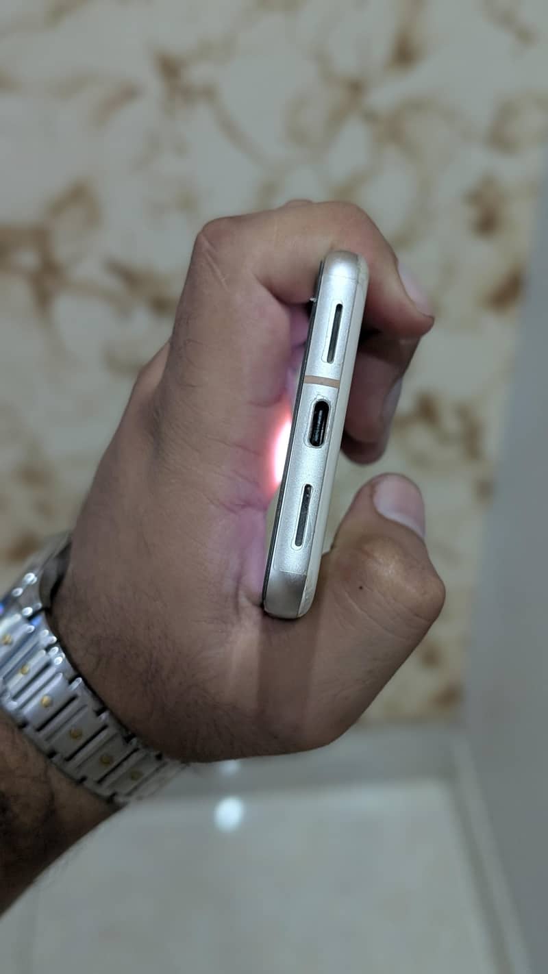Google Pixel 8 4