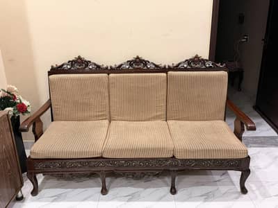 crown unique Victoria design sofa with table