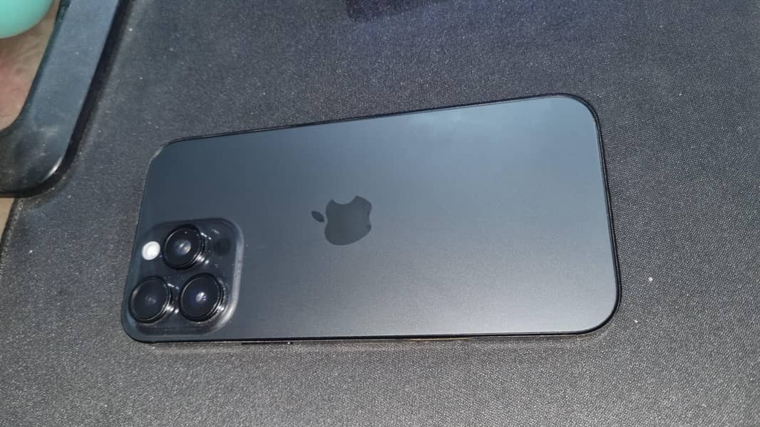 Apple iPhone 16 Pro Max 4