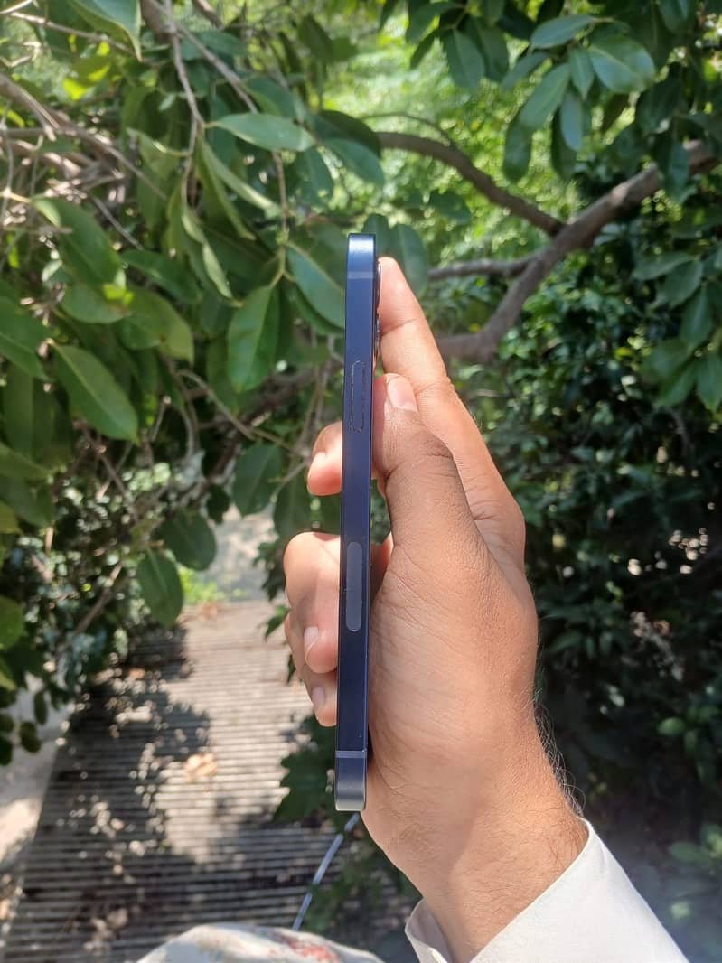 Apple iPhone 12 6