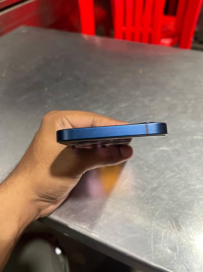 Apple iPhone 12 4