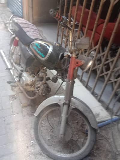 2017 model hai crown hai tanki tapa yehi hai original nhi hai
