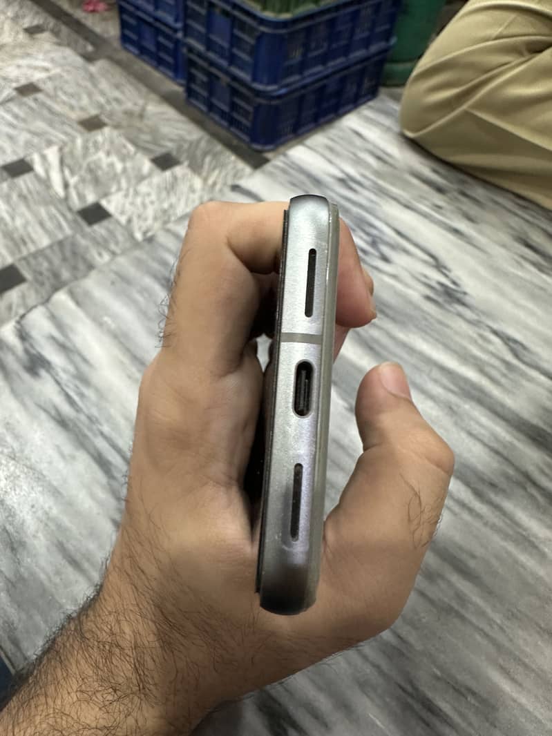 Google Pixel 8 4