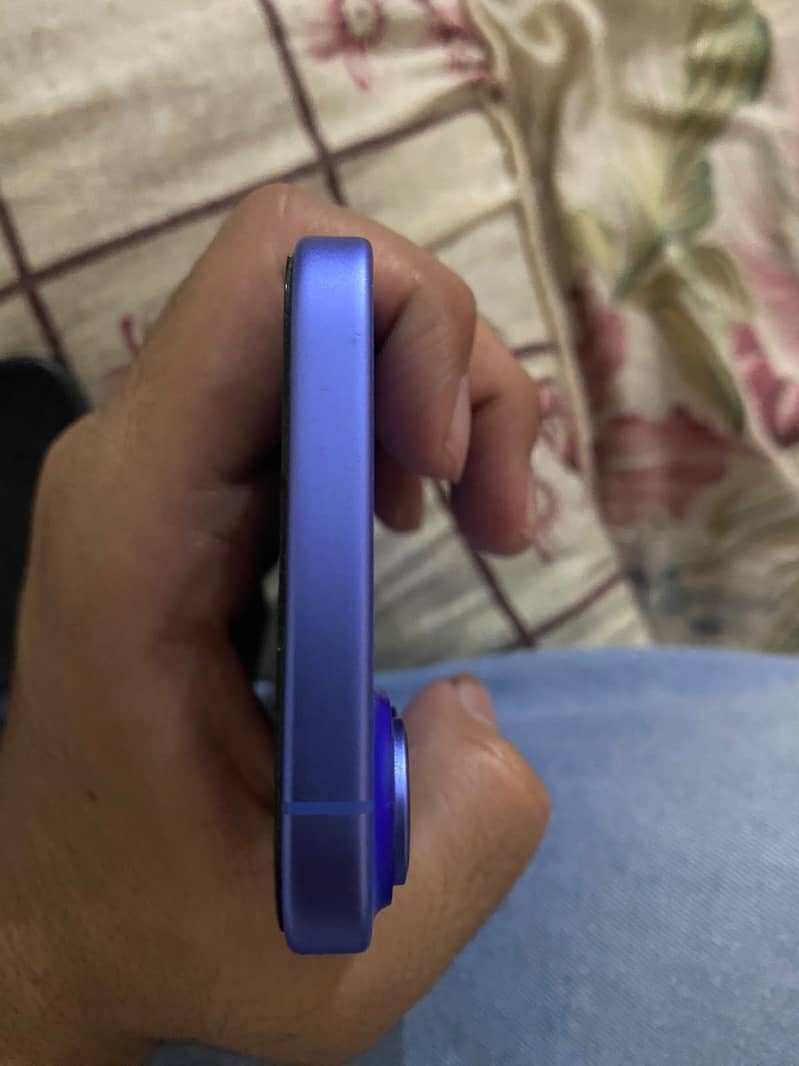 Apple iPhone 16 3