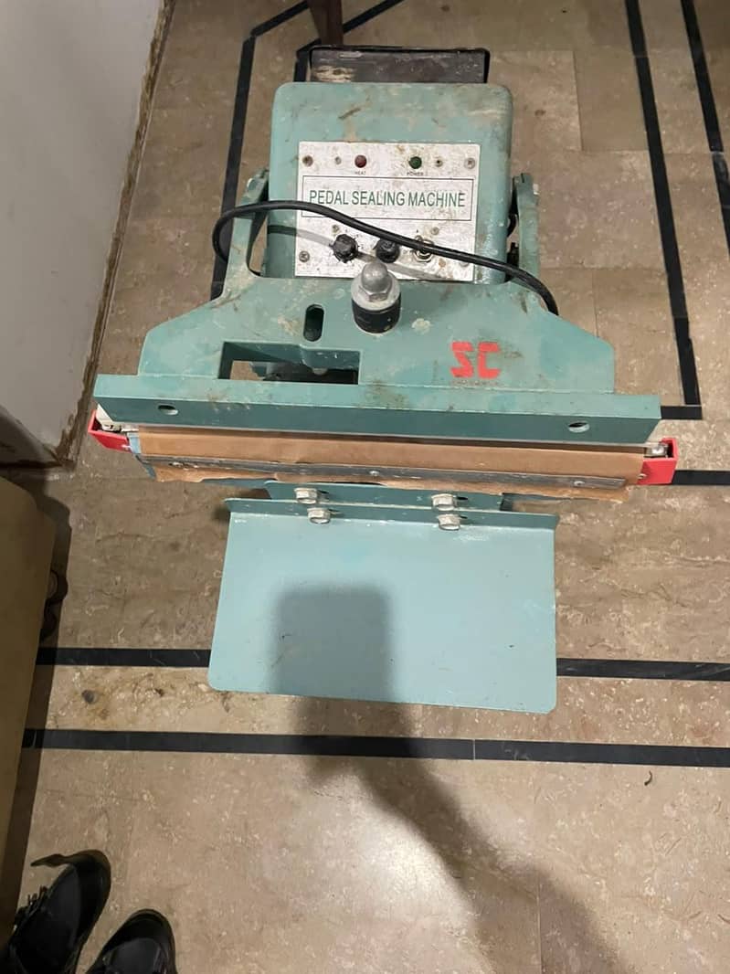 Sealing/packing machine 12