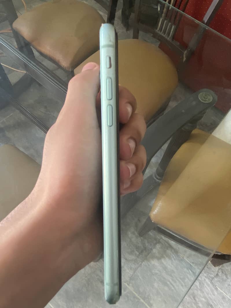 Apple iPhone 11 4