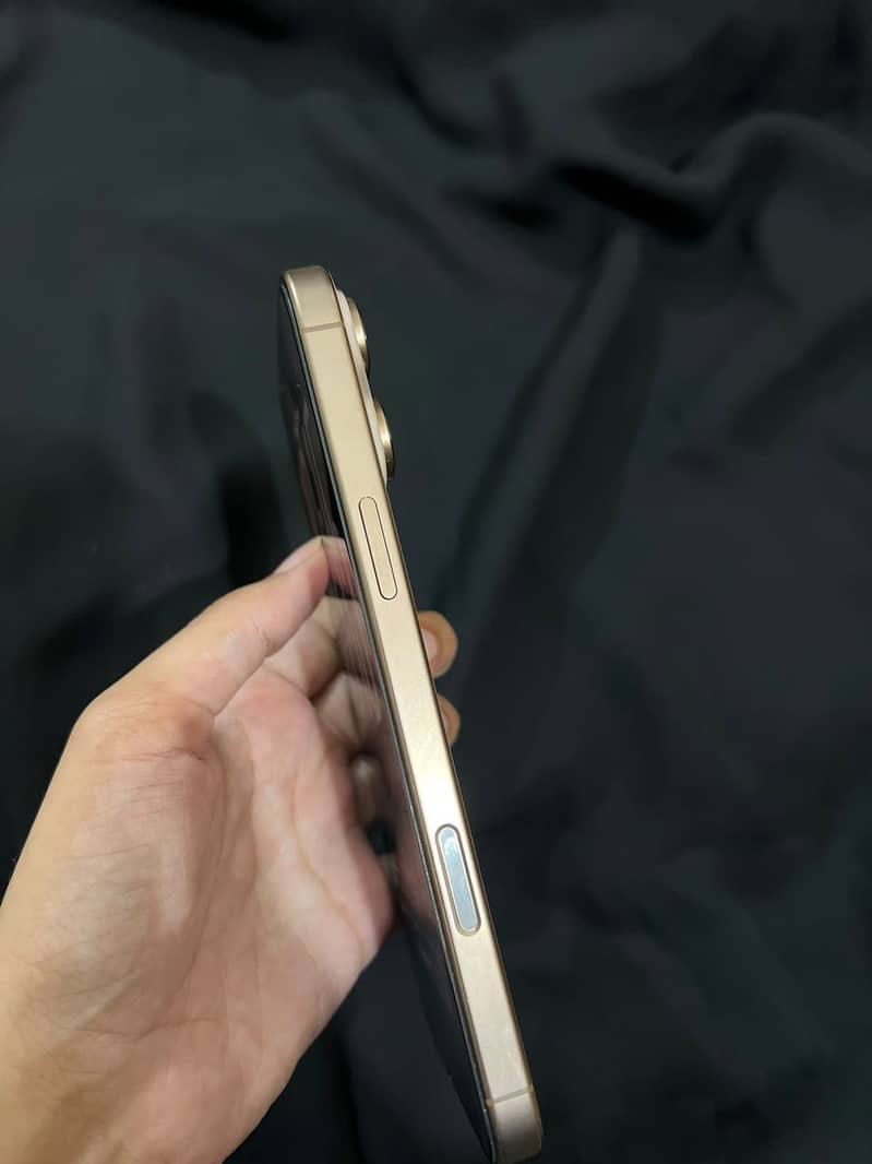 Apple iPhone 16 Pro Max 4