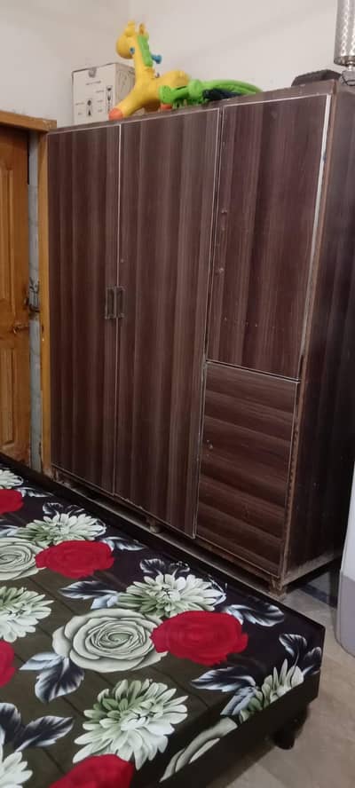 3 door almari bht mazbot ha . . .