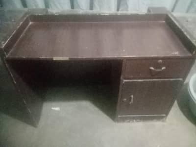 Office desk/Studydesk. Good condition, urgently for sale. Contact now!