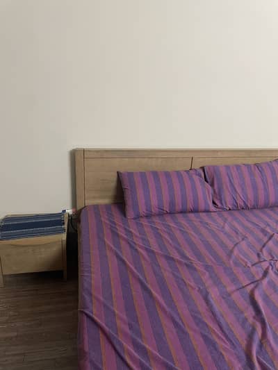 Bed with 2 side tables