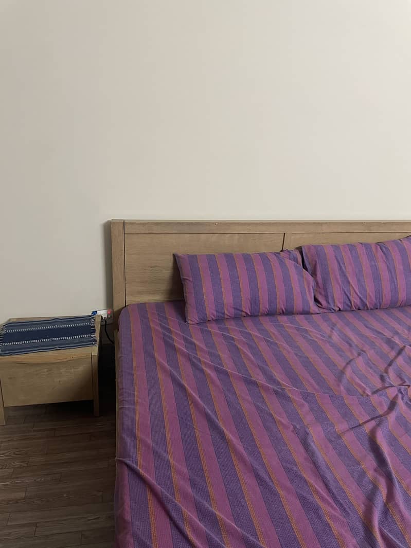 Bed with 2 side tables 0
