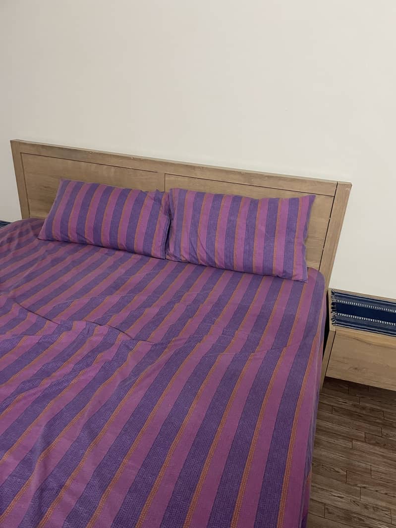 Bed with 2 side tables 1