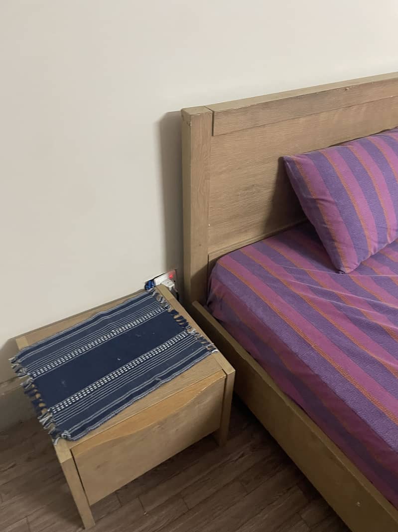 Bed with 2 side tables 2
