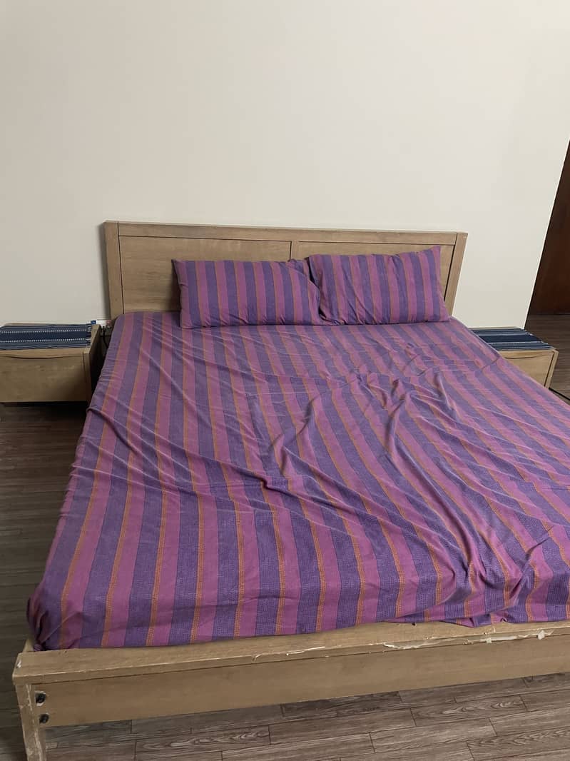 Bed with 2 side tables 3