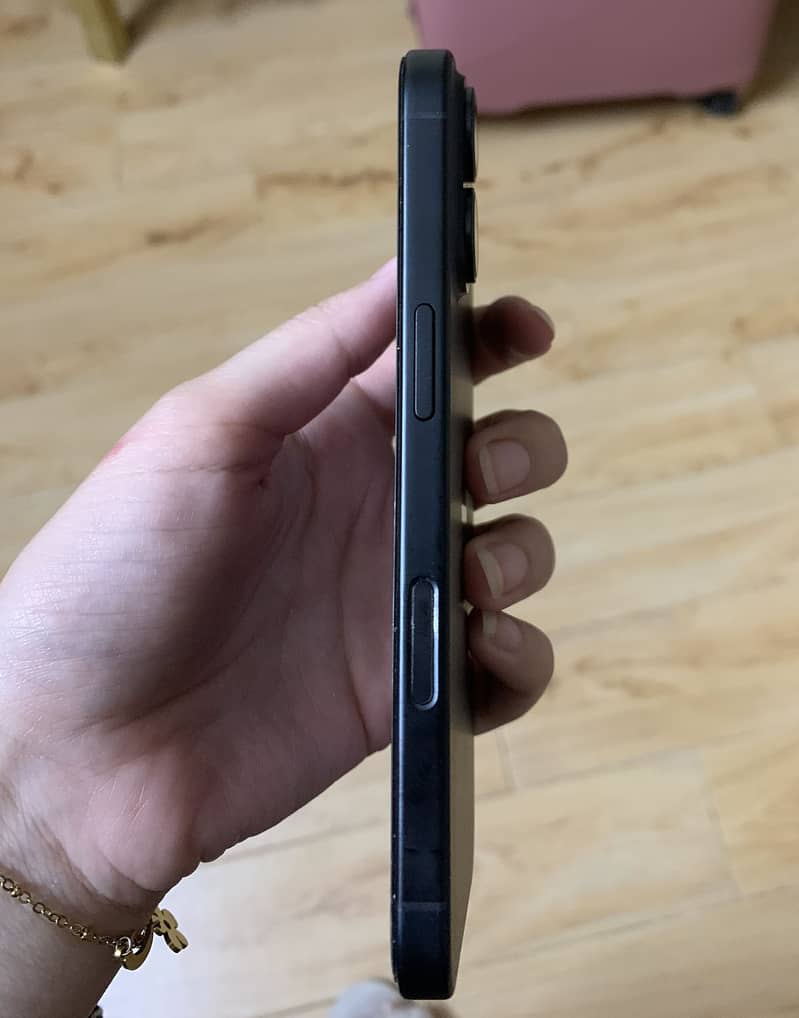 Apple iPhone 16 2