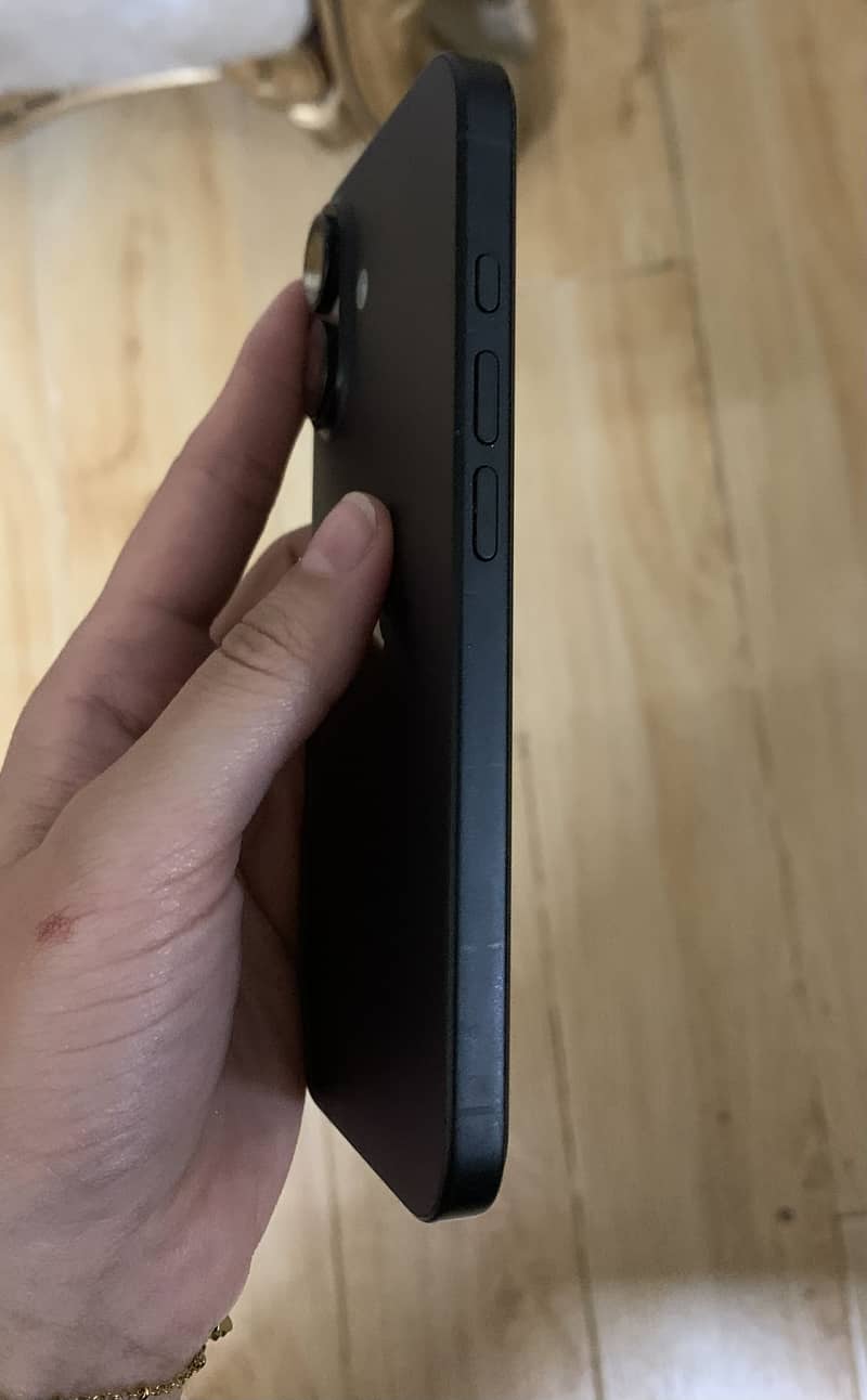 Apple iPhone 16 4