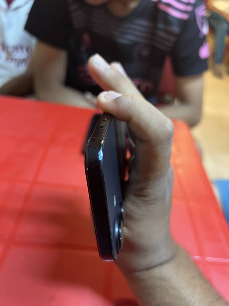 Apple iPhone 16 4